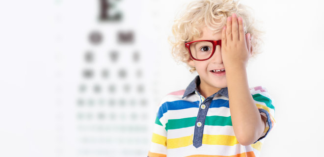 Моїй дитині потрібні окуляри. Як зрозуміти, що потрібно звернутися до офтальмолога.  - Фото