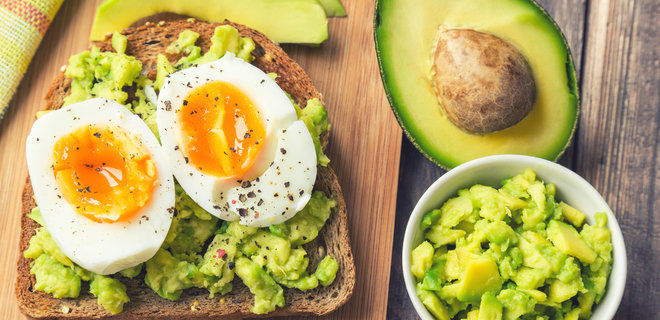 Корисний сніданок: тост з авокадо та яйцем. Рецепт - Фото