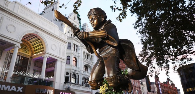 У Лондоні встановили статую Гаррі Поттера верхи на 