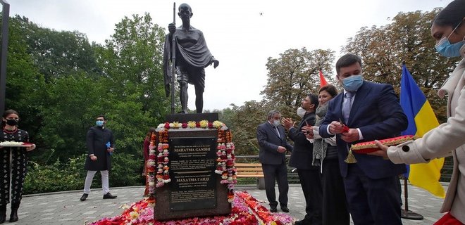 У Києві відкрили пам’ятник Махатмі Ганді - Фото