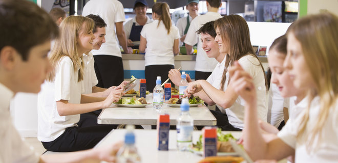 За рік у понад 1 800 школах модернізували їдальні. Скільки на це пішло та що закупили - Фото