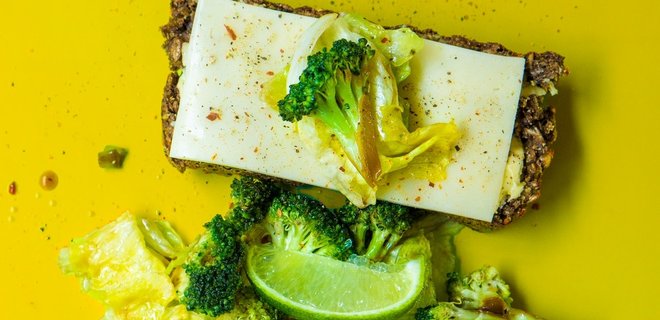 Рецепт перекусу: брускета з броколі, часником та вершковим соусом - Фото