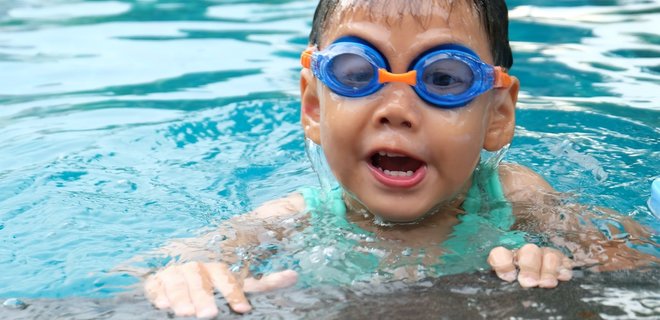 Чому вам обов’язково треба віддати дитину на плавання: п’ять наукових причин - Фото