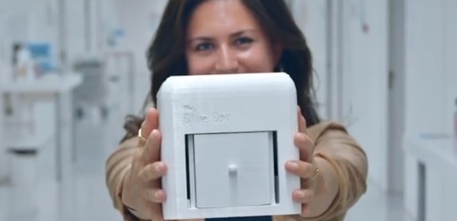 Студентка з Іспанії створила домашню лабораторію з діагностики раку грудей The Blue Box - Фото