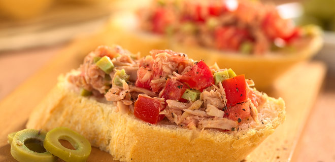 Рецепт сніданку з тунцем: середземноморський салат, такос та сендвіч - Фото