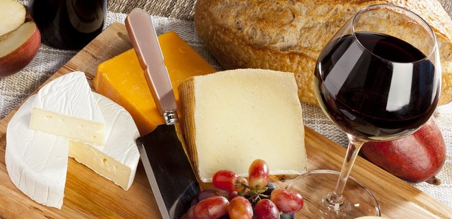 Вино, сир та баранина покращують когнітивні здібності, а сіль шкодить – дослідження - Фото