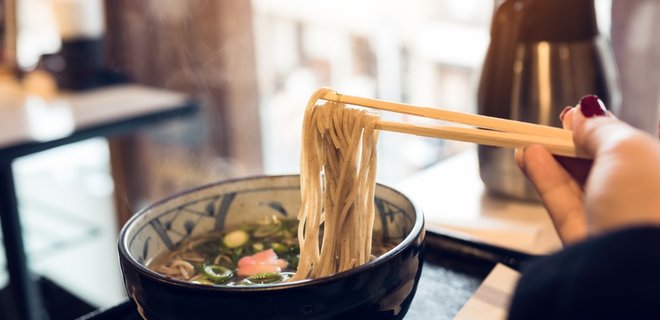 Рецепти обідів по-східному: тайський курячий суп, удон, локшина по-азійськи - Фото