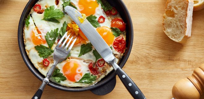 Швидкі рецепти яєчних сніданків: іспанський омлет, чашечки з беконом, помідори з яєшнею - Фото