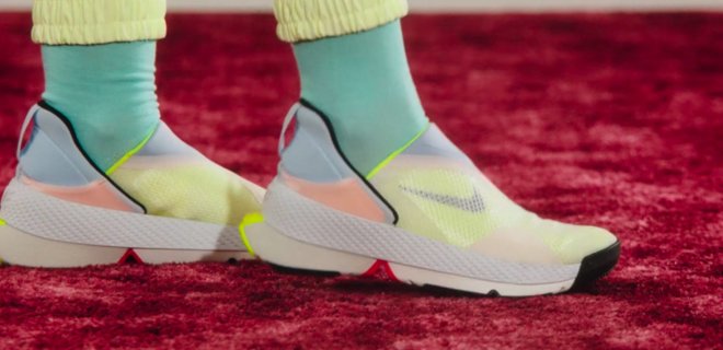 Nike випустила кросівки для тих, кому ліньки нахилятися, щоб взутися – відео - Фото