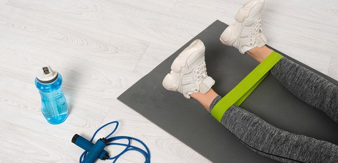 Домашнє тренування з фітнес резинками. П'ять вправ, які допоможуть спалити калорії - Фото