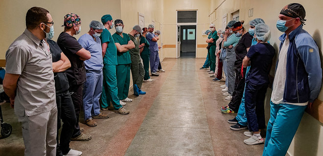Фото дня: коридор пошани від медиків донорці, яка врятувала собою четверо життів - Фото