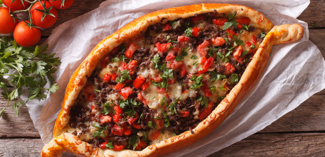 Рецепти обіду. Готуємо турецьку піцу Піде з м’ясом, з картоплею та з сиром - Фото