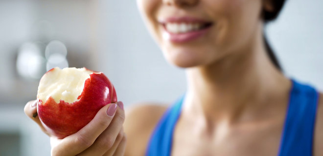 Як позбутися неприємного запаху із рота: яблуко, зелень та інші поради стоматолога - Фото