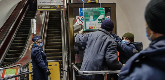 Поліцейський, який врятував чоловіка в метро, розповів як він діяв - Фото