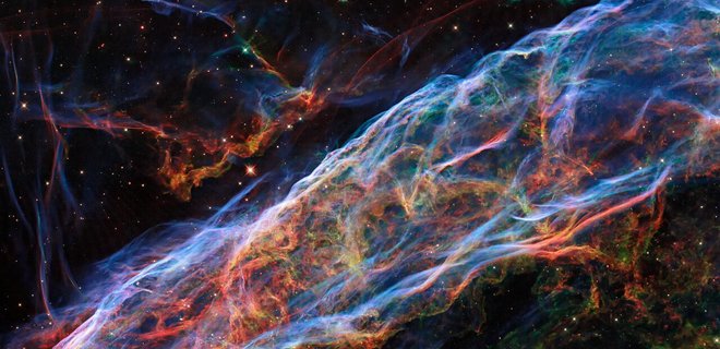 Це частина Туманності Вуаль, знята Hubble. І у неї буремне минуле - Фото