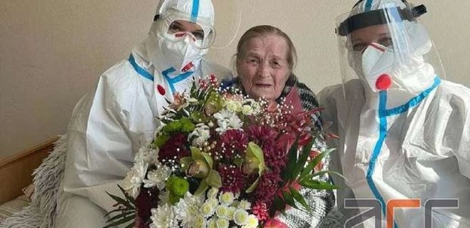 Фото дня. У Чернівцях 100-річна жінка поборола COVID-19. Медики вітали її з квітами - Фото