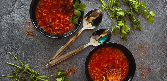 Рецепти обідів. Італійський суп з квасолею, авокадо з куркою та піца на сковороді - Фото