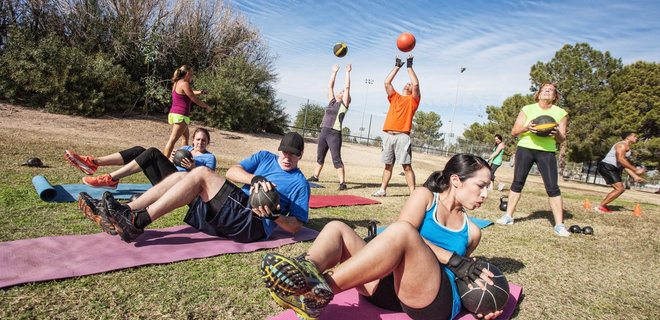 Тренування з друзями. Виконуємо три вправи з власною вагою на м'язи всього тіла - Фото