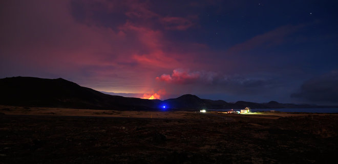 В Ісландії фотограф зняв північне сяйво над вулканом, повним розпеченої лави - Фото