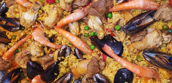 Рецепти вечері. Готуємо три варіанти іспанської паельї: з морепродуктами, куркою та рибою - Фото