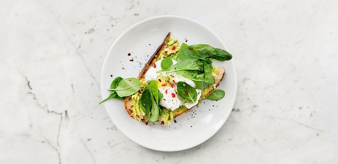Рецепти сніданків. Яйця пашот з йогуртом та гострим маслом, зі шпинатом та на тості - Фото