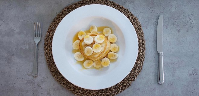 Рецепти перекусів. Готуємо яблучні, бананові та шоколадні панкейки - Фото