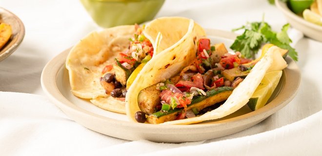Рецепти перекусів. Готуємо мексиканські такос з куркою, авокадо та овочами - Фото