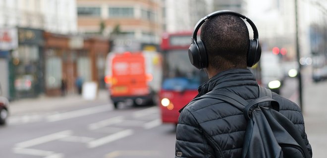Прослуховування музики в навушниках погіршує слух. Як уникнути цього – поради лікарів - Фото