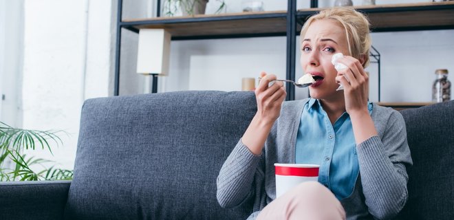 Що можна та не можна їсти, коли відчуваєте стрес – поради дієтологів - Фото