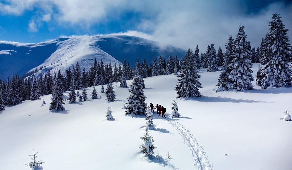 Куди поїхати на зимові канікули в Карпати: лижі, походи, курорти, їжа та святкування - Фото