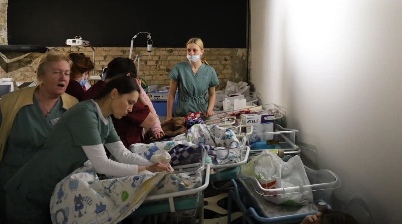 У київському пологовому народжують у бомбосховищі, медики живуть разом з жінками і дітьми - Фото