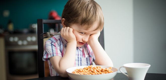 Дитина нічого не їсть, не хоче їсти прикорм, відмовляється – що робити, радять лікарі - Фото