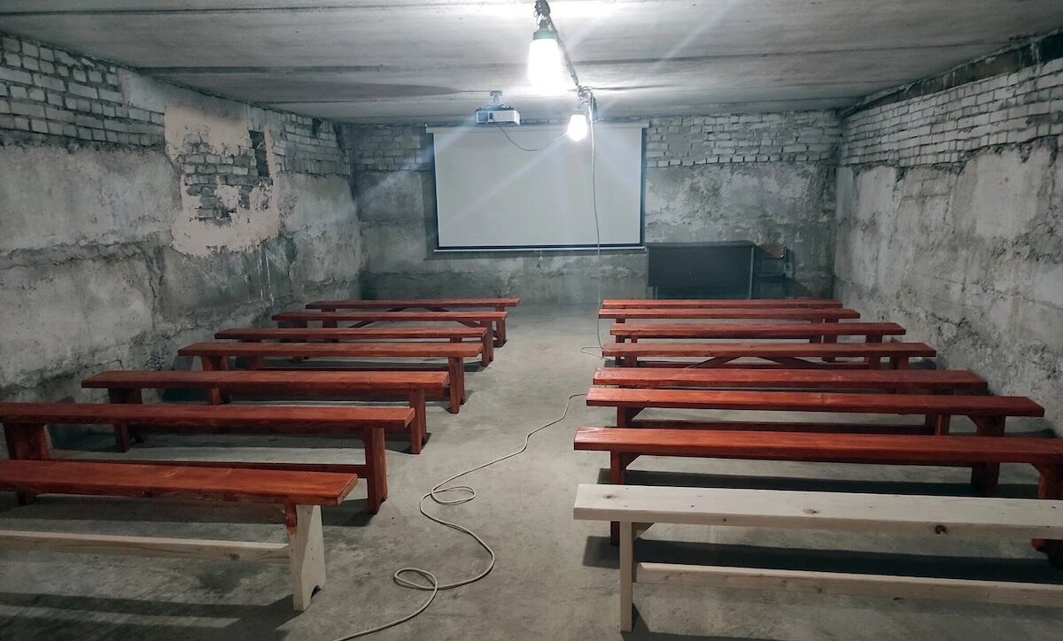 В подвале – лавки, Wi-Fi, вода, биотуалет: как школа в Стрые готовится к обучению офлайн - Фото