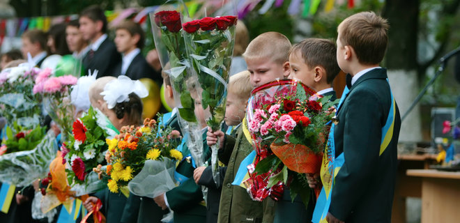 Дома и возле школы. Как в Украине празднуют 1 сентября в условиях войны - Фото