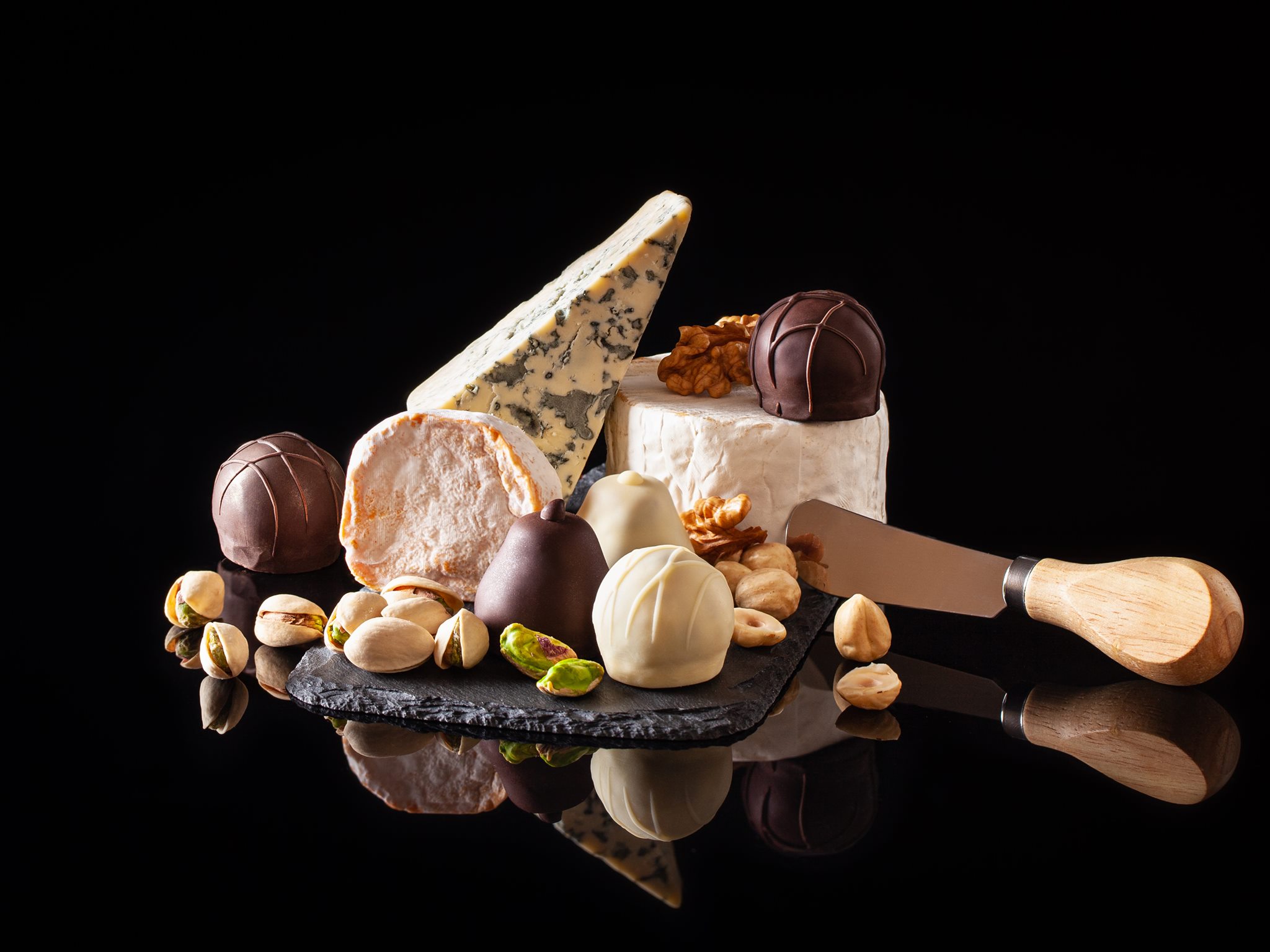 Одна цукерка – 55 грн: як не-кондитер у Дніпрі перетворив елітний сир у шоколаді на бізнес - Фото