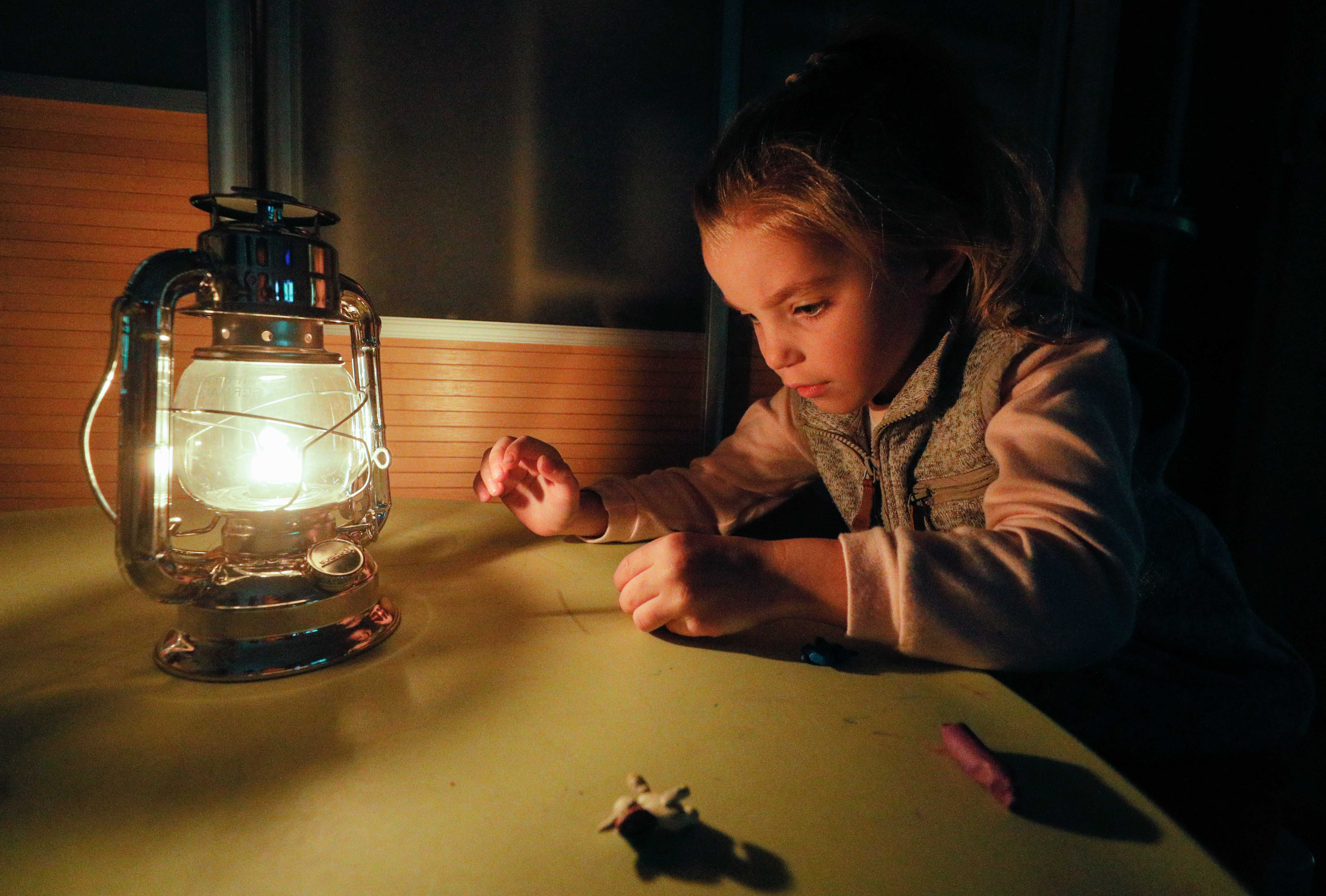 Свечи для дома: как отключение света изменило жизнь украинцев и бизнесы - Фото