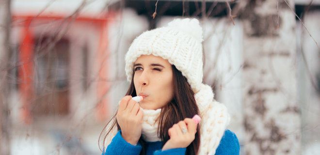 Перестаньте облизываться и еще 5 советов, как избавиться от потрескавшихся губ - Фото