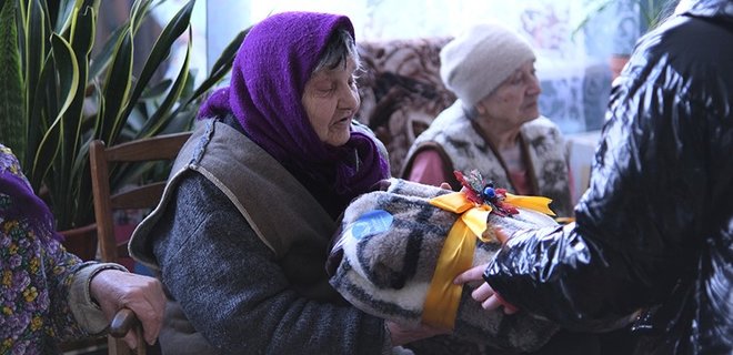 Какие новогодние подарки получат одинокие пожилые люди во время войны? - Фото