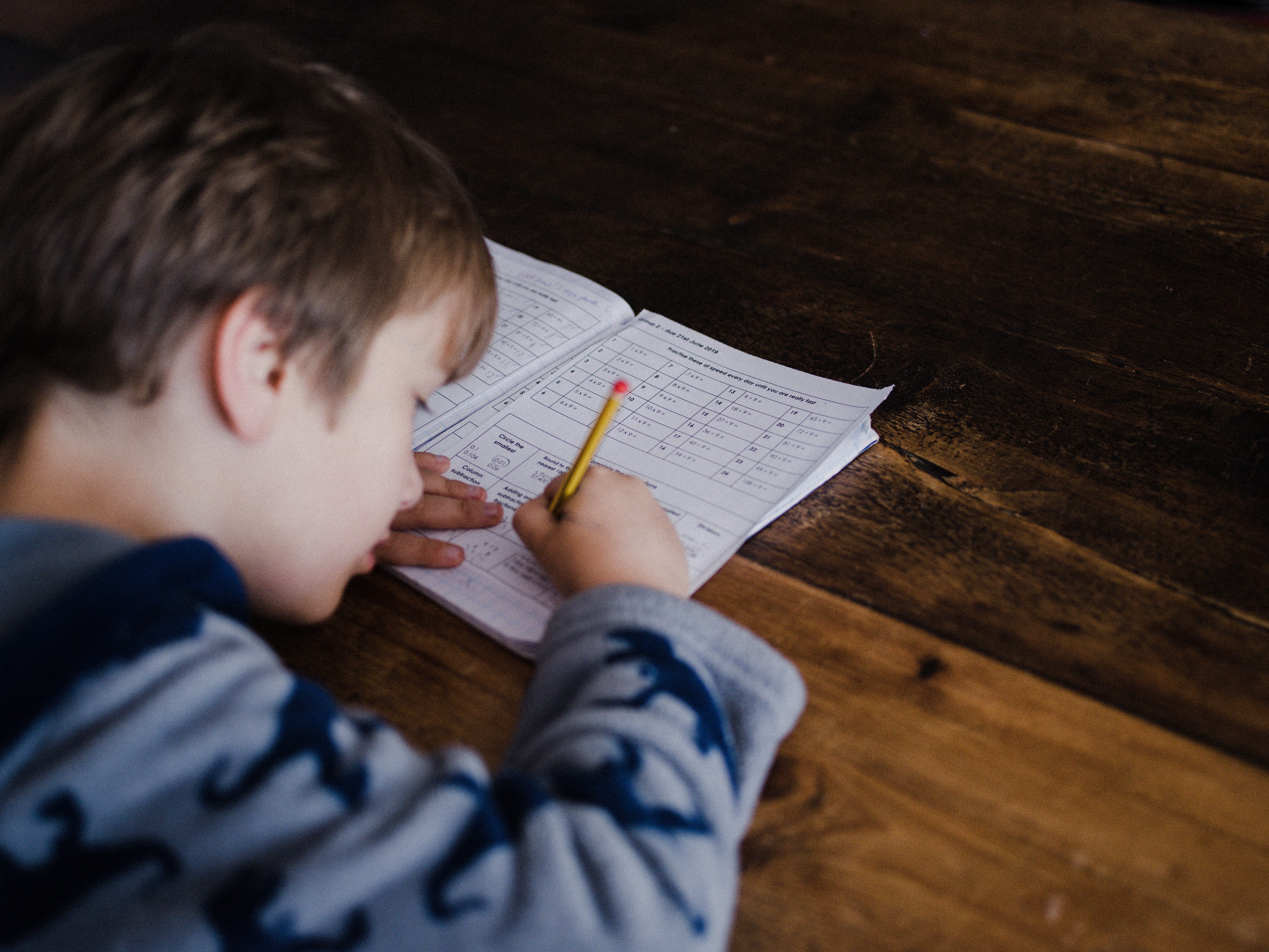 Мальчик учит стихотворение. Мальчик делает домашнее задание. Ребенок за уроками. Ребенок делает домашнее задание. Домашнее задание школьника.