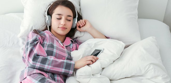 Чи корисно спати з музикою. Які треки люди слухають під час засинання - Фото