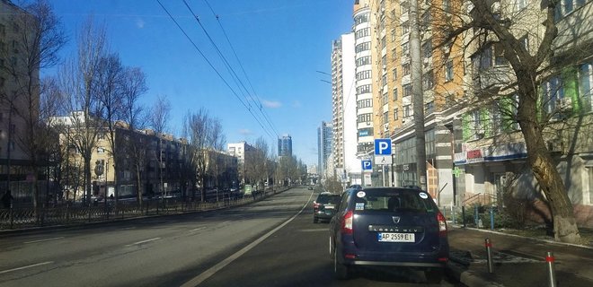 На бульваре Леси Украинки обустроили паркоместа, забрав автобусную полосу - Фото