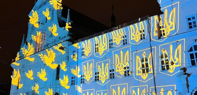 Во Львове подсветили выдающиеся здания, чтобы почтить память погибших в войне – фото - Фото