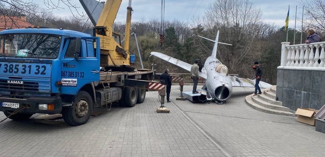 Вокруг демонтированного в Киеве МиГ-17 разгорелся скандал - Фото