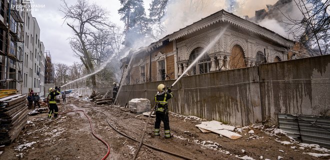 В Пуще-Водице сгорела историческая деревянная усадьба, которой более ста лет — фото - Фото