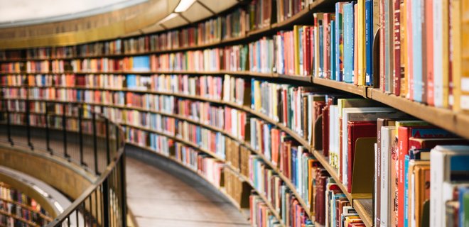 Британских библиотекарей все чаще призывают цензурировать книги — исследование - Фото