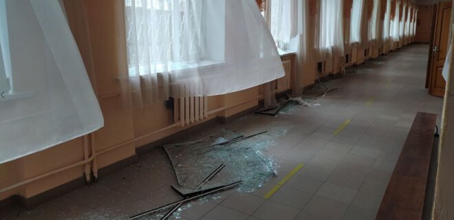 Киевская школа пока переходит на онлайн из-за попадания обломков дрона — все окна выбиты - Фото