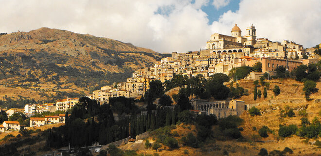 Итальянский городок на Сицилии заплатит 5000 евро людям, которые переедут туда жить - Фото