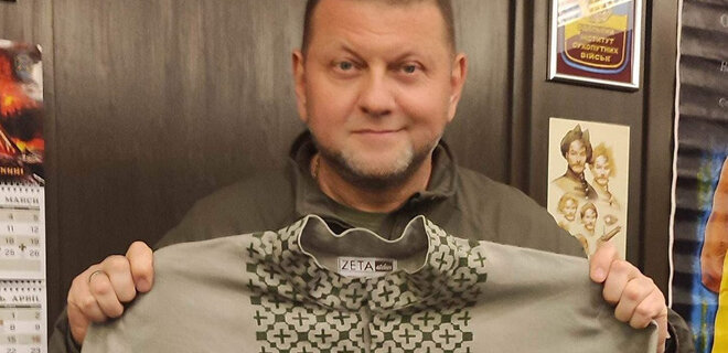 В Україні відтворили вишиванку Бандери в military style і подарували її Залужному — фото - Фото