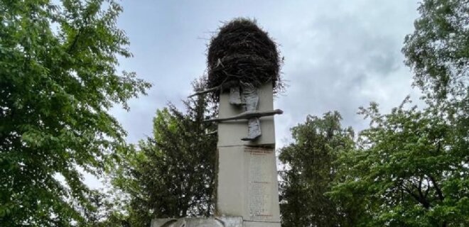 На Львівщині не можуть демонтувати радянський пам'ятник через гніздо лелеки - Фото