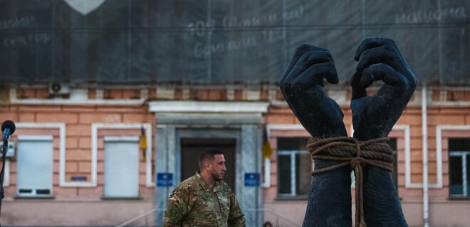 В Киеве на Софийской площади открыли инсталляцию, посвященную Азовстали - Фото